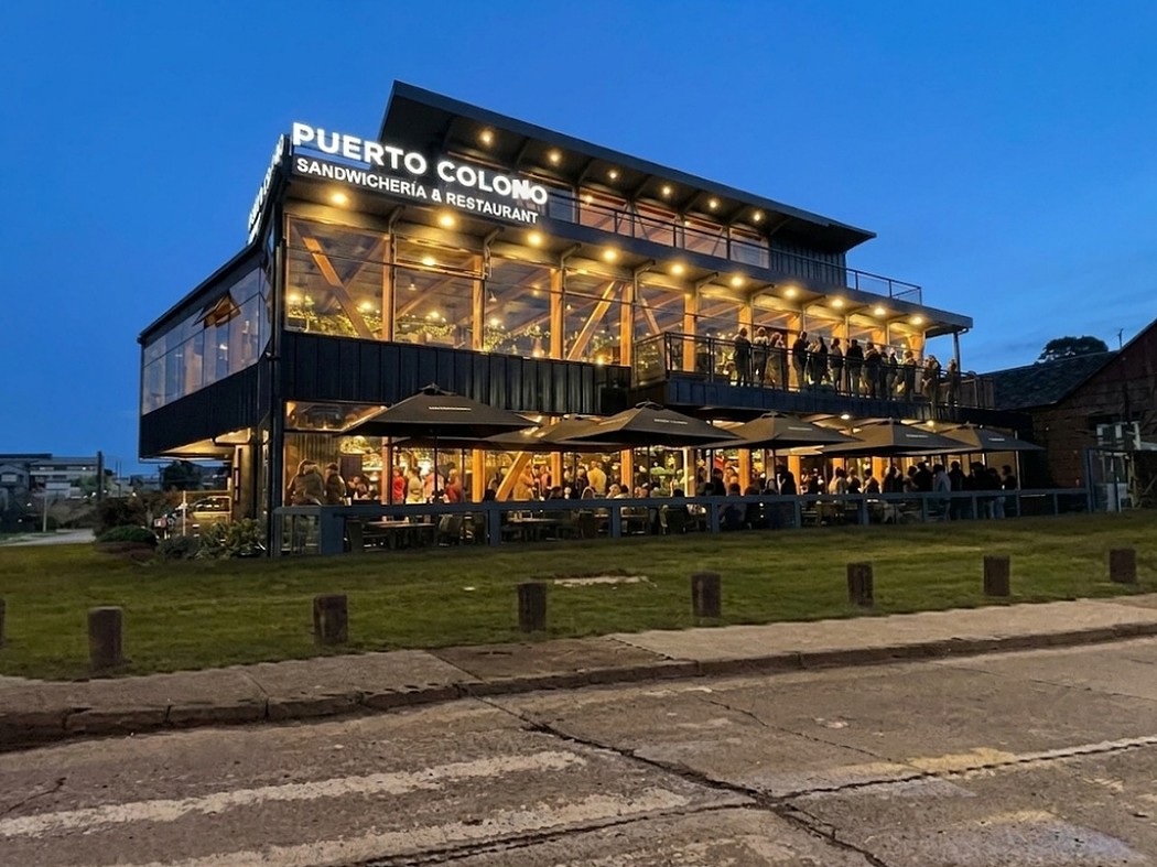 Fachada de Puerto Colono terminada, de noche